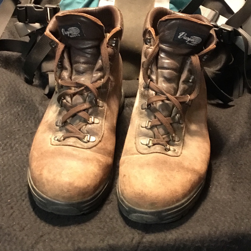 Vintage VASQUE “Sundowner” hiking boots. 
Mid 90’s
Men’s 13